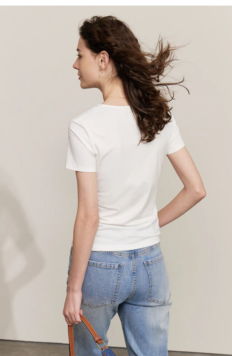 Damen T-Shirt im Minimalismus-Stil mit V-Ausschnitt und dünnem Design