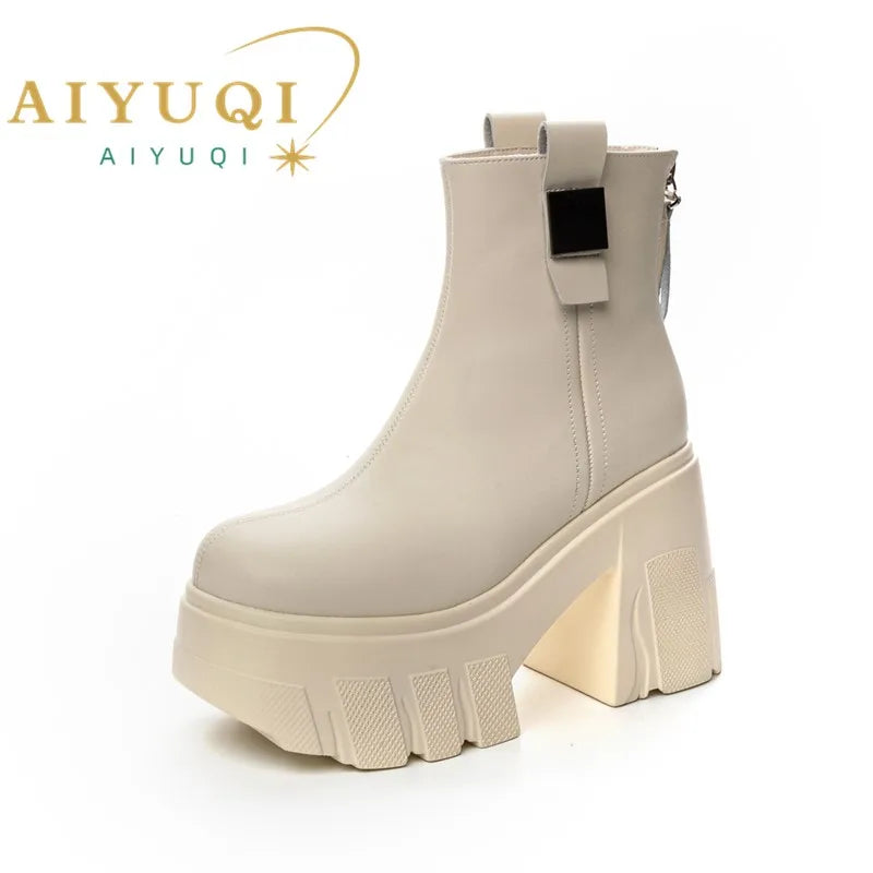 Beige Stiefelette mit Schnallen-Detail, hoher Blockplattform und grobem Profil