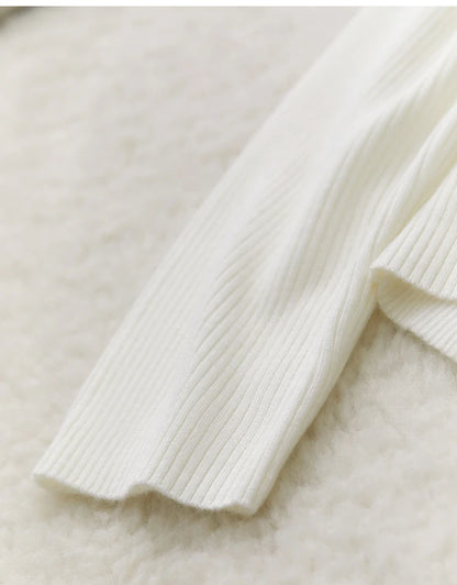 Cremefarbener Strickpullover mit Rippenbündchen am Ärmelabschluss