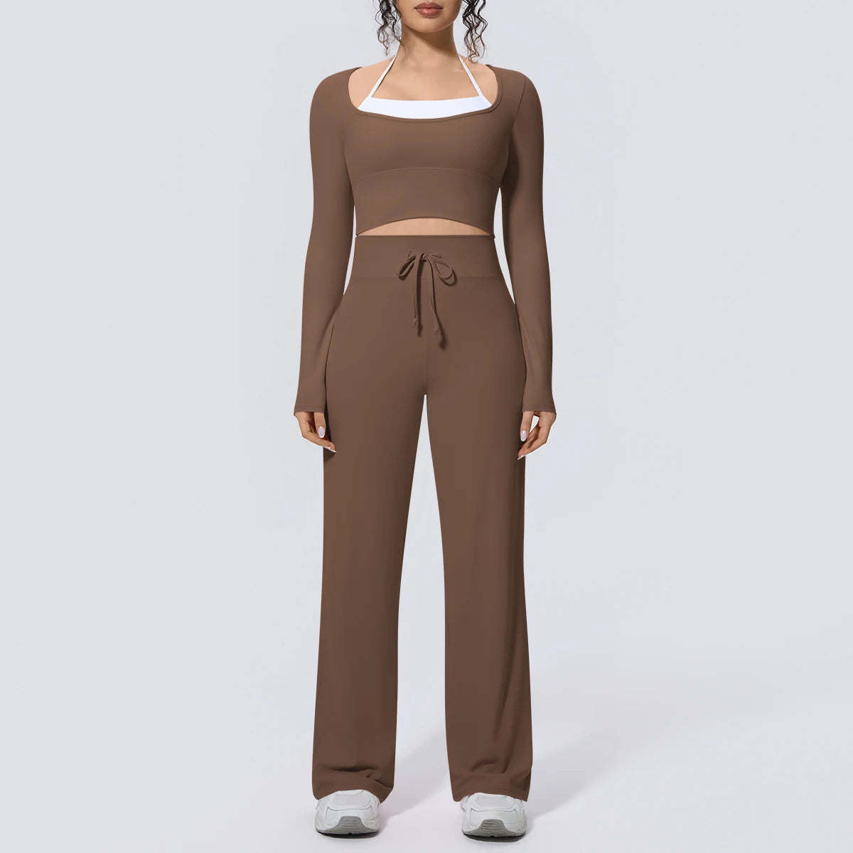 Braunes Yoga-Set vorne mit weitem Hosenbein und Crop-Top, Taille mit Kordelverschluss