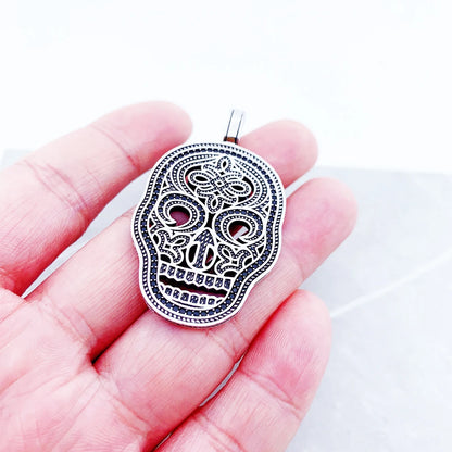 Damen-Charm-Anhänger Schädel Maske Rebel Street aus Sterlingsilber