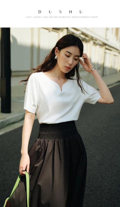 Einfaches Damen-T-Shirt mit Rundhalsausschnitt und kurzen Ärmeln – sommerlich, figurbetont und vielseitig kombinierbar.