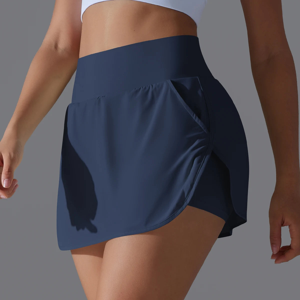 Hochtailierte Sportshorts in Dunkelblau, breiter Bund, seitliche Öffnung am Saum