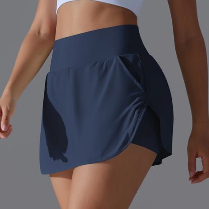 Hochtailierte Sportshorts in Dunkelblau, breiter Bund, seitliche Öffnung am Saum
