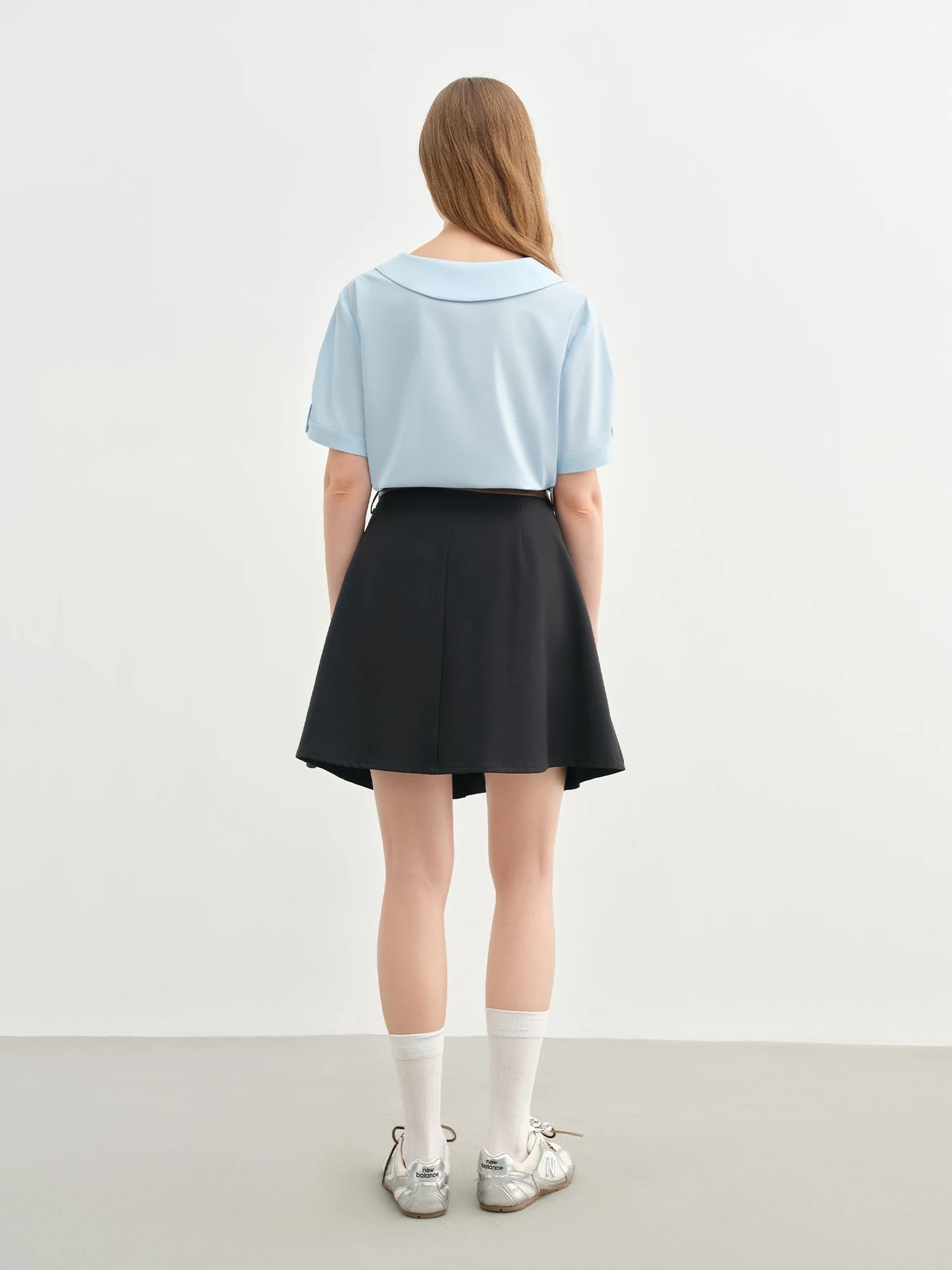 Eleganter Damen-Wollpullover mit schrägem Kragen und Schlitz – vielseitig und schick für den Frühling