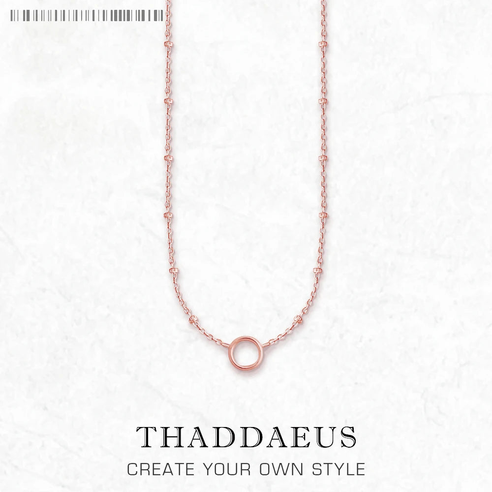 Roségoldfarbene Halskette mit feiner Gliederkette und rundem Ring-Charm als Anhänger