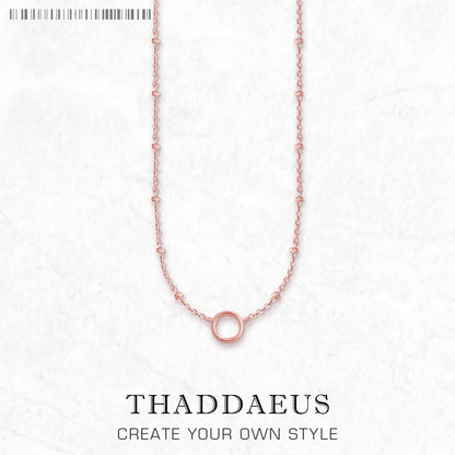 Roségoldfarbene Halskette mit feiner Gliederkette und rundem Ring-Charm als Anhänger
