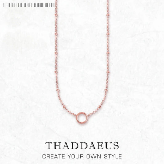 Roségoldfarbene Halskette mit feiner Gliederkette und rundem Ring-Charm als Anhänger