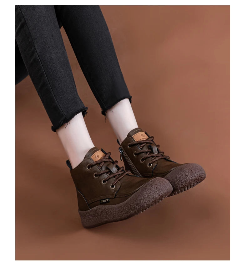 Braune Damen-Ankle-Boots mit Schnürung und rundem Zeh, flache, robuste Sohle.