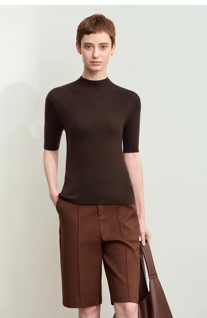 Amii Pullover mit halbem Rollkragen, dunkelbrauner Strick, kurze Ärmel, Vorderansicht