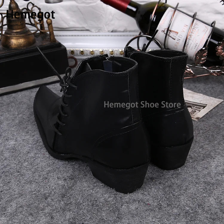 Schwarze Herren-Leder-Stiefeletten mit Schnürung und dicker Profilsohle, seitliche Ansicht