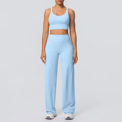 Damen-Sportset in Hellblau: Crop-Top mit U-Ausschnitt und weite Hose