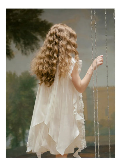 Kurzes Mädchenkleid mit Puffärmeln – ideales Prinzessinnen-Outfit für Sommerfeste und Partys