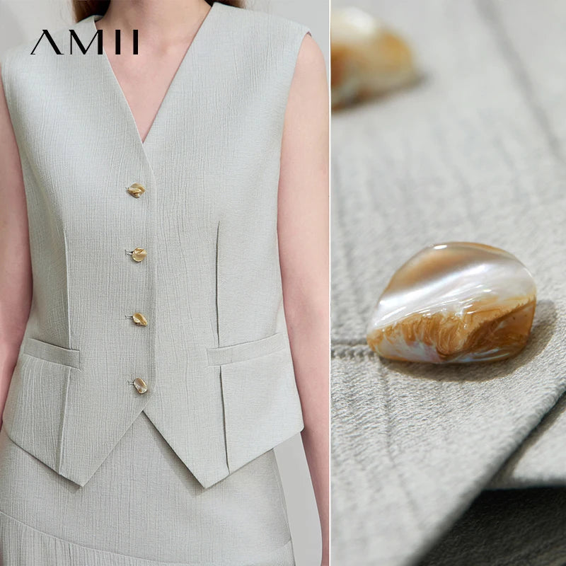 Helle V-Ausschnitt-Weste mit Knöpfen und Eingrifftaschen, Detail auf Naht und Brustbereich
