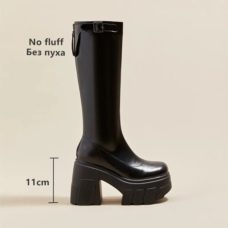 Schwarzer Stiefel mit Schnallenriemen am Schaft, grober Profilsohle und Blockabsatz