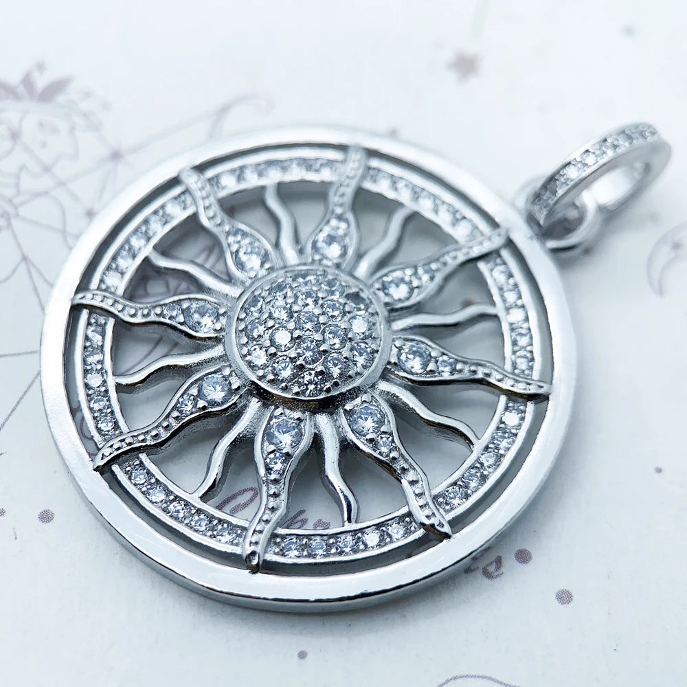 Detailansicht: Sonnenmotiv-Anhänger aus Silber mit weißen Zirkon-Steinen im Kreis