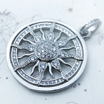 Detailansicht: Sonnenmotiv-Anhänger aus Silber mit weißen Zirkon-Steinen im Kreis