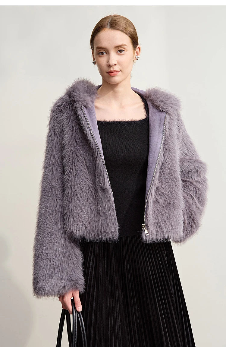 Schwarzer Damen-Pullover mit quadratischem Ausschnitt unter Flusenjacke