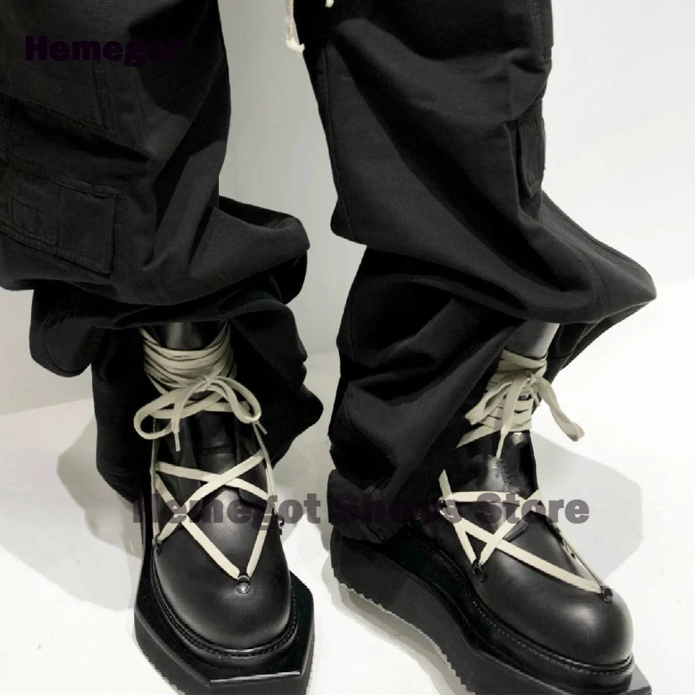 Herren-Schnürstiefelette, hoher Schaft, runde Kappe, dicke Sohle, schwarzes Obermaterial, beige Schnürung