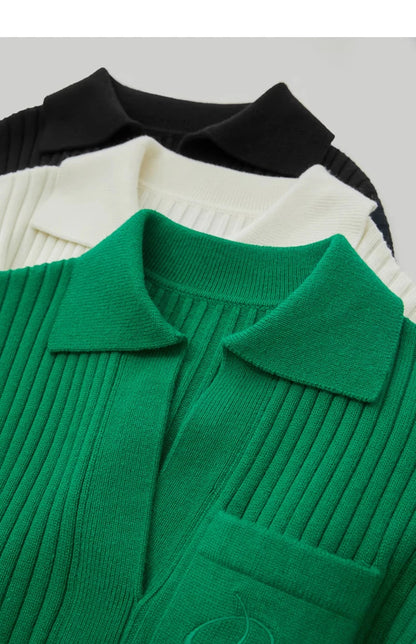 Grüner Damenpullover mit Reverskragen, Rippenstruktur und bestickter Brusttasche
