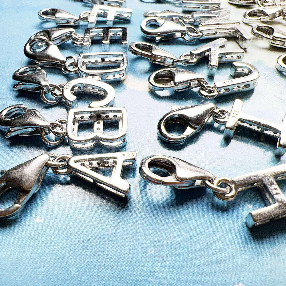 Damen-Charm-Anhänger Buchstaben weißer Stein klassisch aus Sterlingsilber