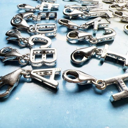 Damen-Charm-Anhänger Buchstaben weißer Stein klassisch aus Sterlingsilber