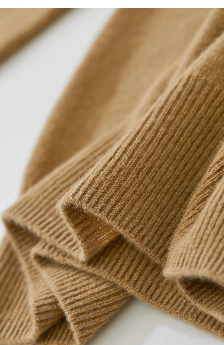 Nahaufnahme: geripptes Bündchen und Ärmel am beigen Strickpullover