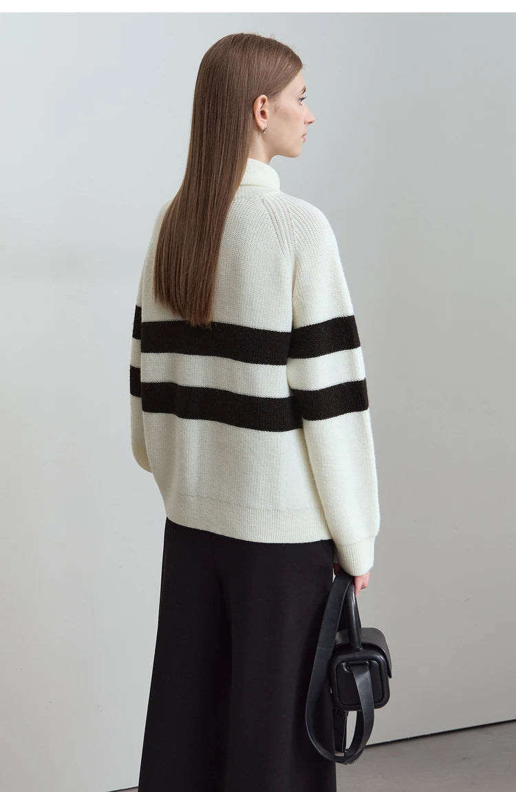 Rollkragenpullover aus Strick, cremeweiß mit schwarzen Streifen, Rückansicht