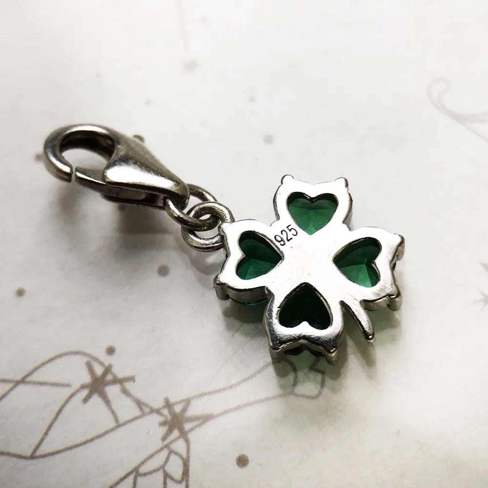 Kleeblatt-Charm mit grünen Steinen aus 925 Sterlingsilber, Karabinerverschluss