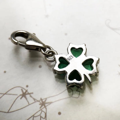 Kleeblatt-Charm mit grünen Steinen aus 925 Sterlingsilber, Karabinerverschluss