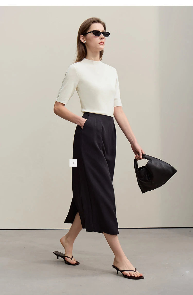 AMII Damenpullover mit kurzem Ärmel, off-white, seitliche Gehszene