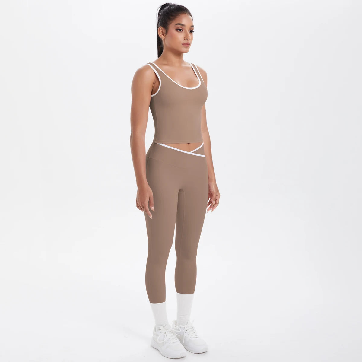 Yoga-Set für Damen in Beige: Crop-Top und 3/4-Leggings, seitliche Ansicht mit weißen Kontraststreifen