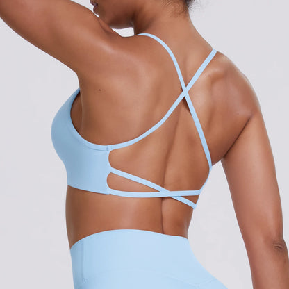 Hellblauer Sport-BH Crop Top mit gekreuzten Rückenträgern und Aussparungen