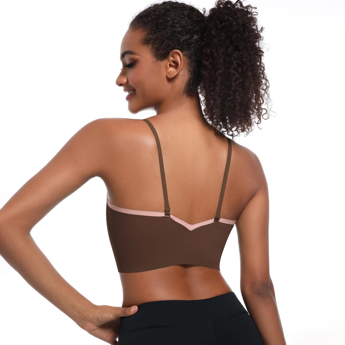 Yoga-BH mit Kreuzgurten, braunes Sporttop mit Racerback-Rückenteil und Kontrastkanten