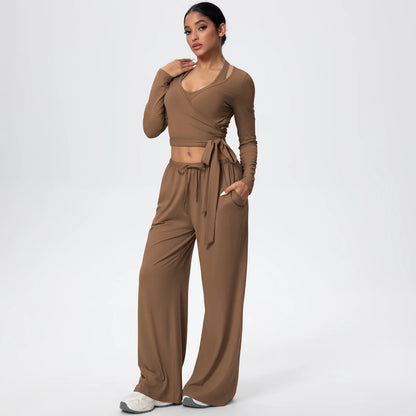 Damen Sportset mit langarmigem Wickeloberteil und Hose mit weitem Bein in Braun, Bindeband