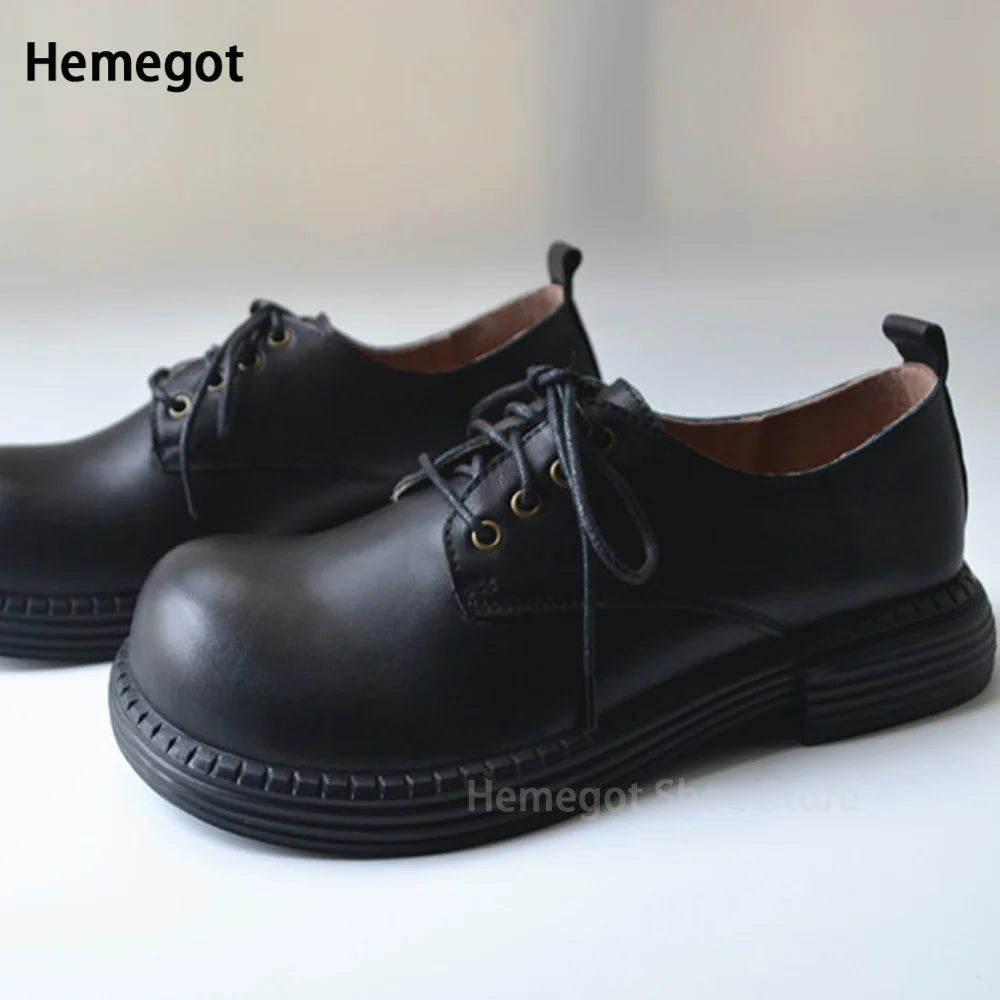 Schwarze Herrenschnürschuhe im Detail, Schnürung und gepolstertem Innenbereich