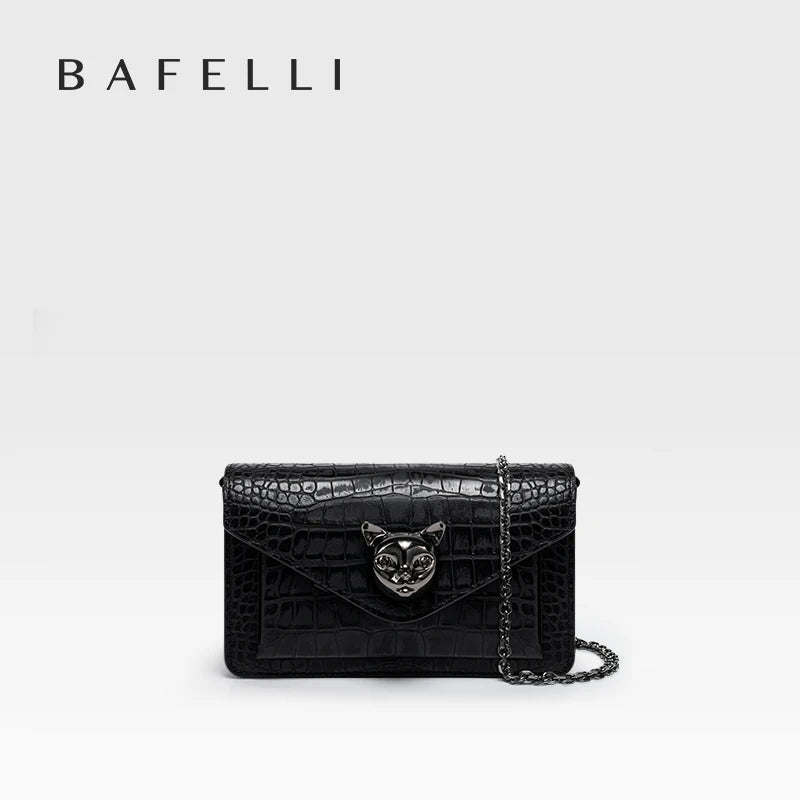 Echtleder-Crossbody-Clutch in Schwarz mit Klappe, Katzenkopf-Detail und Kettenriemen