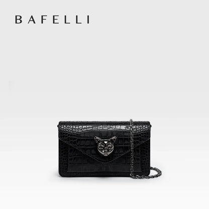 Echtleder-Crossbody-Clutch in Schwarz mit Klappe, Katzenkopf-Detail und Kettenriemen