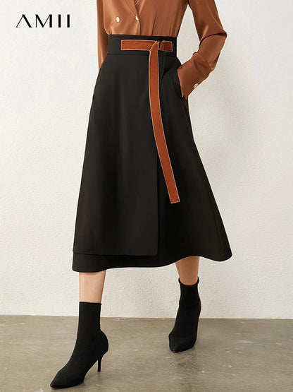 Midi-Rock, hohe Taille, schwarzer Stoff mit orange-braunem Bindegürtel