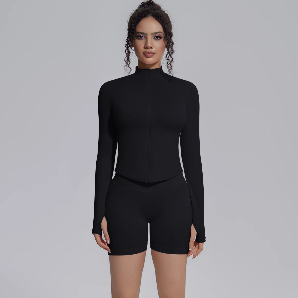 2-teiliges Yoga-Set in Schwarz: langärmliger Stehkragen und kurze passende Shorts