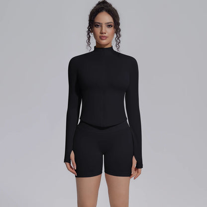 2-teiliges Yoga-Set in Schwarz: langärmliger Stehkragen und kurze passende Shorts