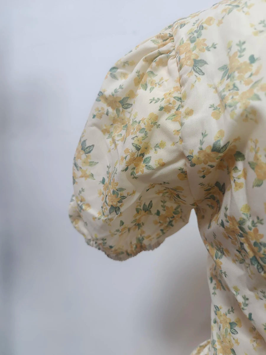 Langes Damen-Patchwork-Kleid mit Rüschen und Falten, Rundhalsausschnitt und langen Ärmeln – ideal für besondere Anlässe.