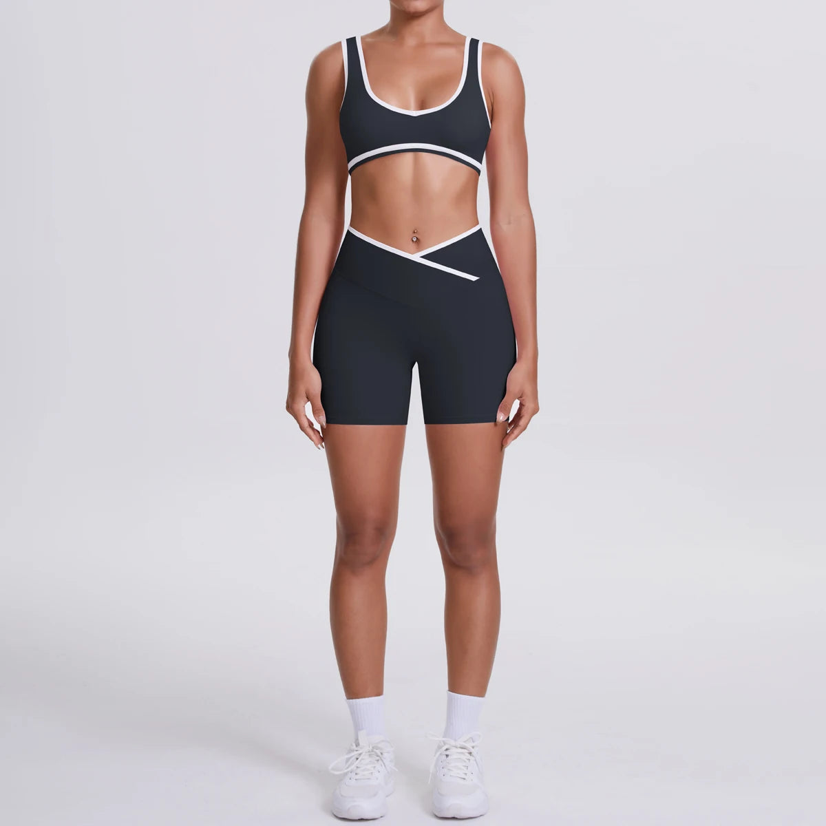 Yoga-Set: Sport-BH & High-Waist-Shorts mit Crossover, schwarz mit weißen Kanten