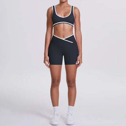 Yoga-Set: Sport-BH & High-Waist-Shorts mit Crossover, schwarz mit weißen Kanten