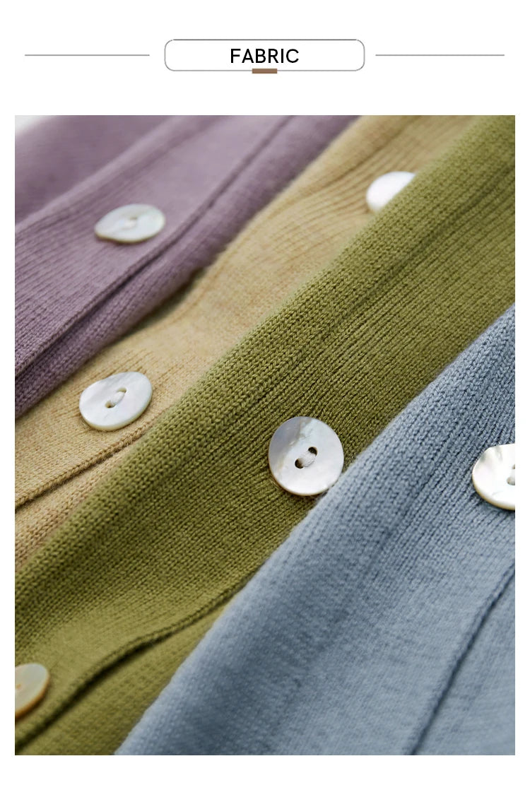 Strickjacken-Stoff mit Knöpfen in Oliv, Flieder und Blau