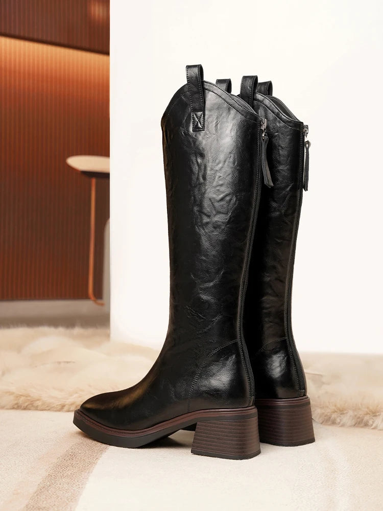Schwarze lange Lederstiefel mit Blockabsatz, seitlichem Reißverschluss und Schaftlaschen