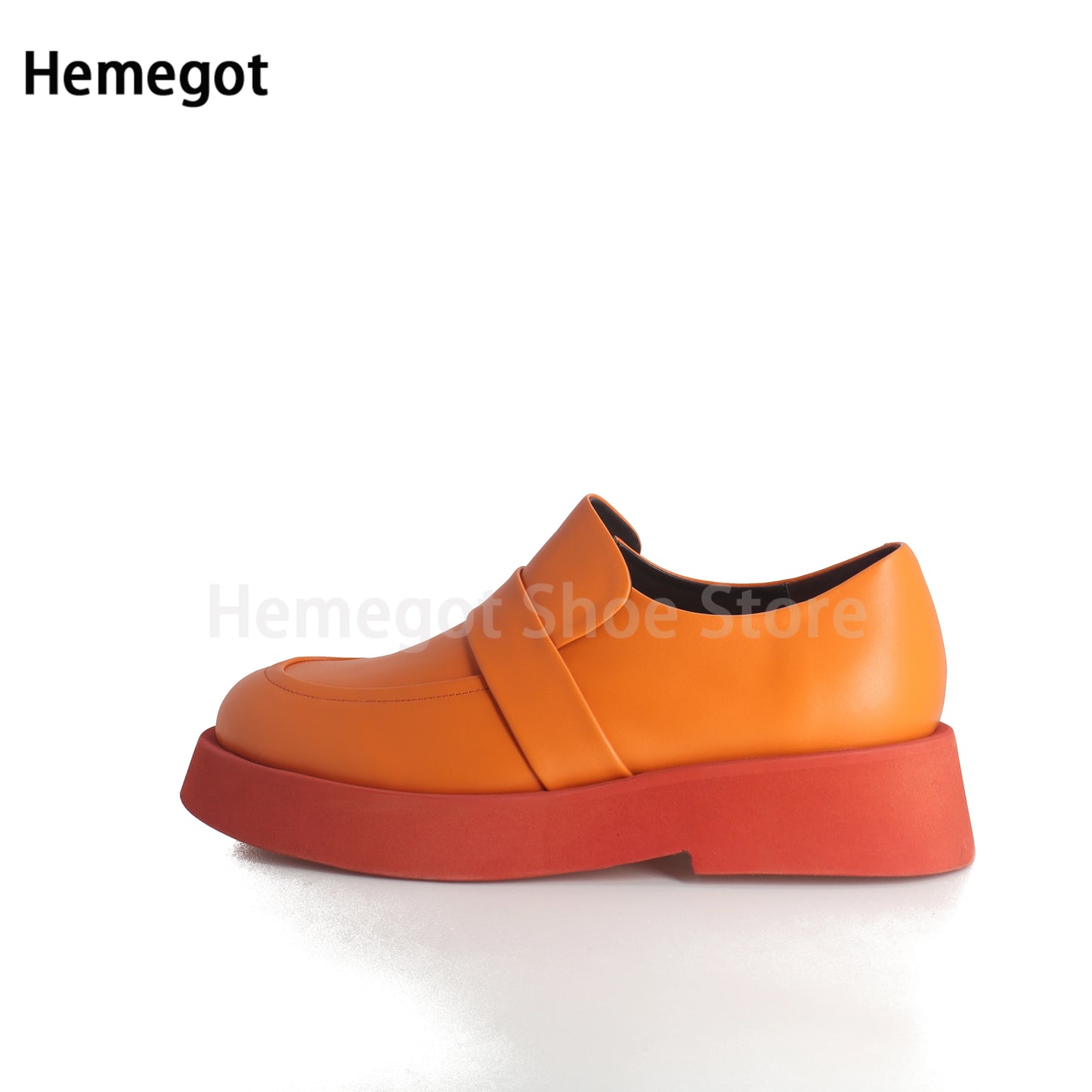 Herren-Lederloafer Seitenansicht, orangefarbene Oberfläche mit dicker roter Laufsohle