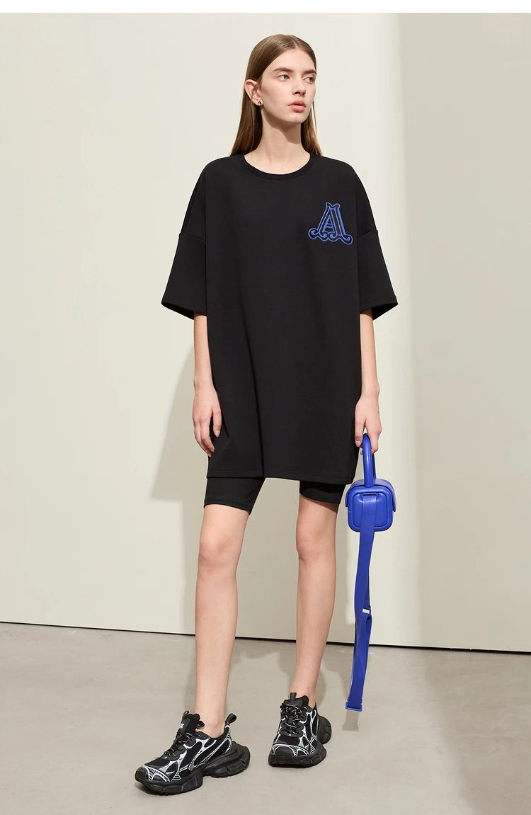 Damen Rundhals-T-Shirt im minimalistischen Stil mit lässiger Stickerei und kurzen Ärmeln