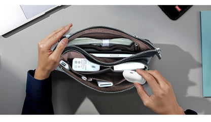 Schwarze Leder-Clutch mit geöffnetem Reißverschluss und Smartphone-Fächern