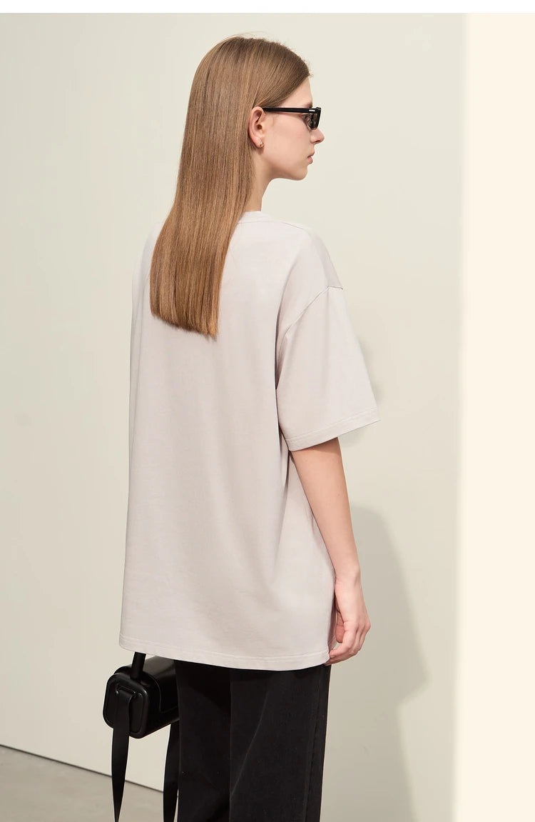 Damen T-Shirt im Minimalismus-Stil mit Kunstöl-Farbdruck für den Sommer